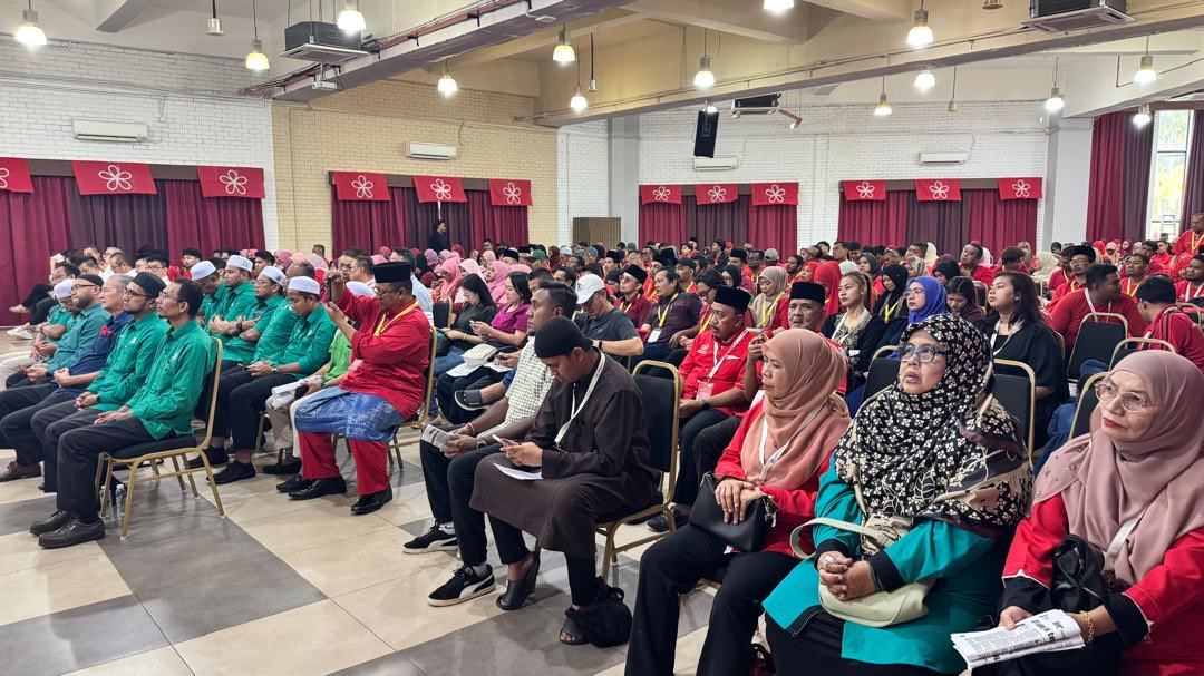 Tim Presiden BERSATU Msia DS Hamzah Zainudin diwakili Ketua BERSATU Phg Dato Khalib Abdullah merasmi Persidangan Tahunan BERSATU Bhg2 IM, Kuantan &amp; Py Besar. Turut dihadiri pimpinan PAS, Gerakan &amp; MIPP Phg. Usul mengangkat Konsensus Nasional baru dipersetujui ketiga2 Bhg (6/7/25)