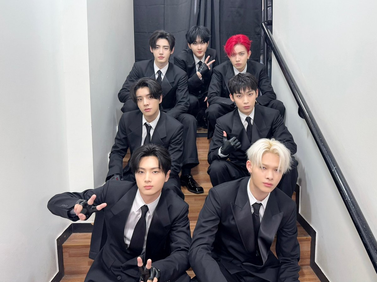 Gyunghon's tweet photo. It doesn’t matter if it’s heaven or hell, as long as we’re with ENGENEs, we’re not afraid. The ‘DESIRE : UNLEASH’ FAN SHOWCASE felt like coming home to the ones who understand us the most. No stage is too big, no path too uncertain, when we’re walking it together. https://t.co/25uGgaWibp