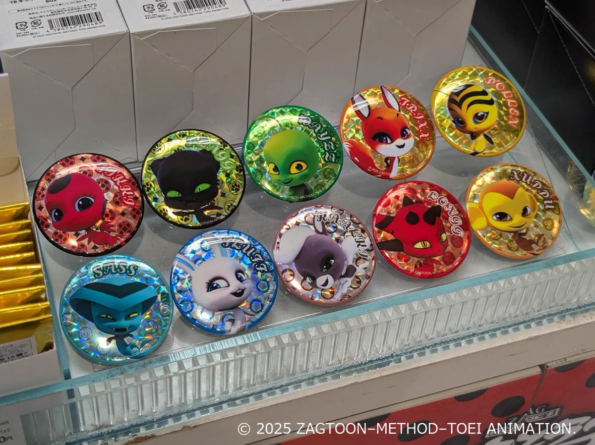 ミラキュラス レディバグ&シャノワール キラキラ缶バッジ クワミ コンプリート ミラキュラス レディバグ＆シャノワール公式 på X: 