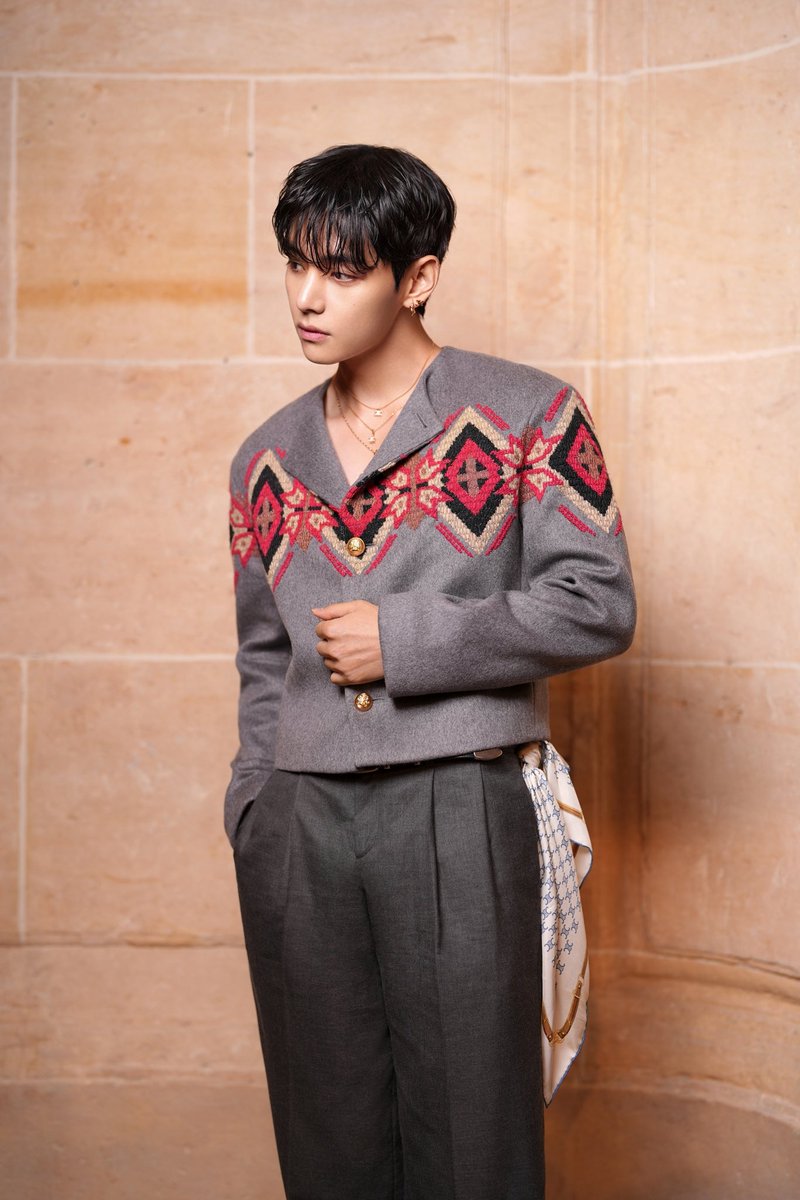 ELLEThailand's tweet image. เต็มสิบไม่หัก! สำหรับลุคชมโชว์ของ V BTS ที่ไปร่วมชมแฟชั่นโชว์ของ @celineofficial PRINTEMPS 2026 คอลเลคชั่นเดบิวต์โดย Michael Rider ที่กรุงปารีสเมื่อคืนนี้
#ELLEThailand
#CELINE #CELINESPRING2026
#BTS #TAEHYUNG #BTSV #TAEHYUNGXCELINE
#VxCelineFashionShow