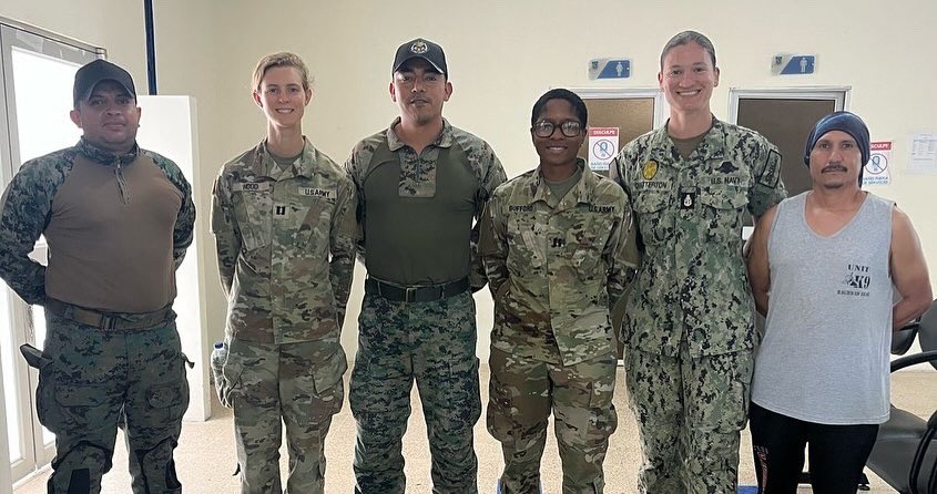 El Grupo de Operaciones Militares de Ámbito Interno (GOMAI “Manabí”) de las Fuerzas Armadas del Ecuador, participó en una capacitación de medicina táctica canina, impartida por instructores militares de Estados Unidos, como parte de las actividades relacionadas con la llegada del