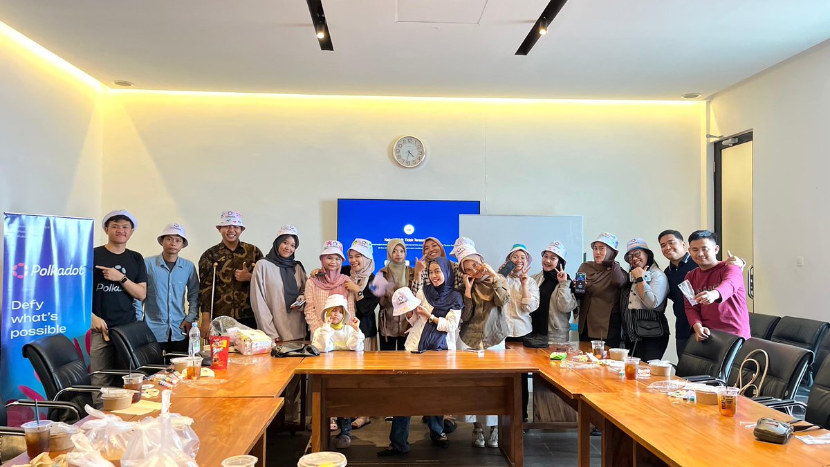 The <a href="/DOTmeetups/">Polkadot Meetups</a> agenda this week was the practice of making <a href="/subwalletapp/">SubWallet</a> and minting the first NFT on <a href="/polkadotmemo/">DotMemo</a>! 
They were very enthusiastic about it and to add to the happiness this time we painted on a bucket hat with a Balinese theme!