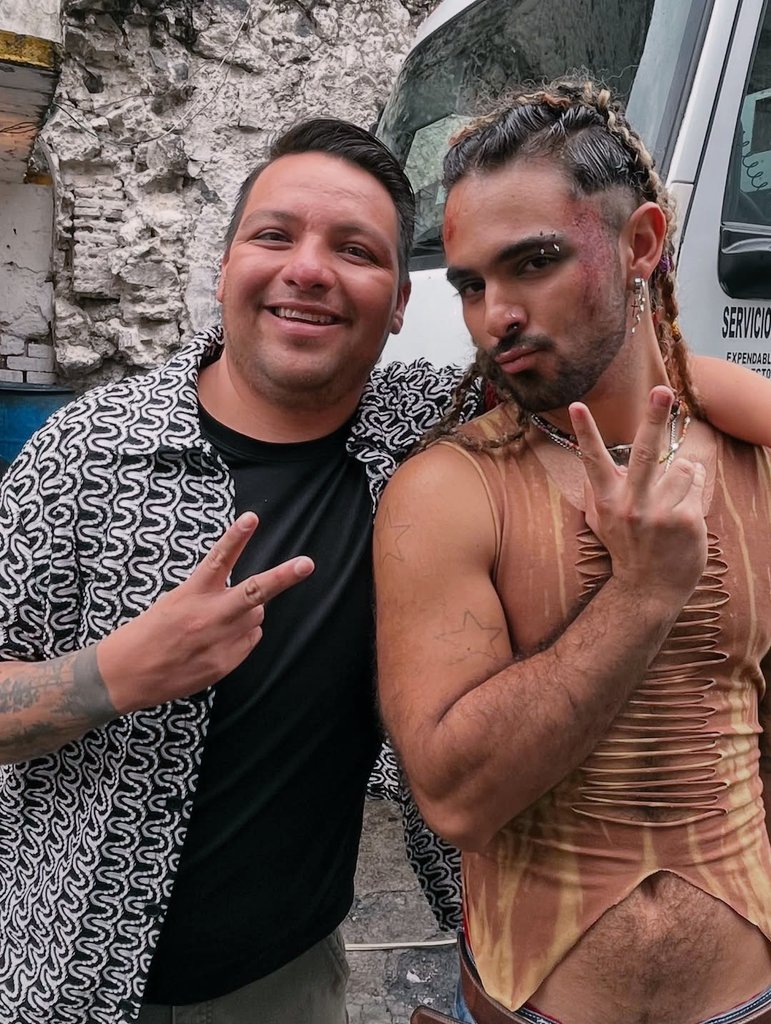 📸🔥Nuevas fotos del look para el personaje de Joaquin en la película #MañanaCuandoAmanezca con un compañero actor #JoaquinBondoni