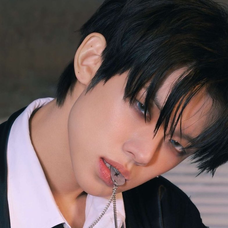 yeonjun in dark smokey eye makeup is gonna do it everytime for me