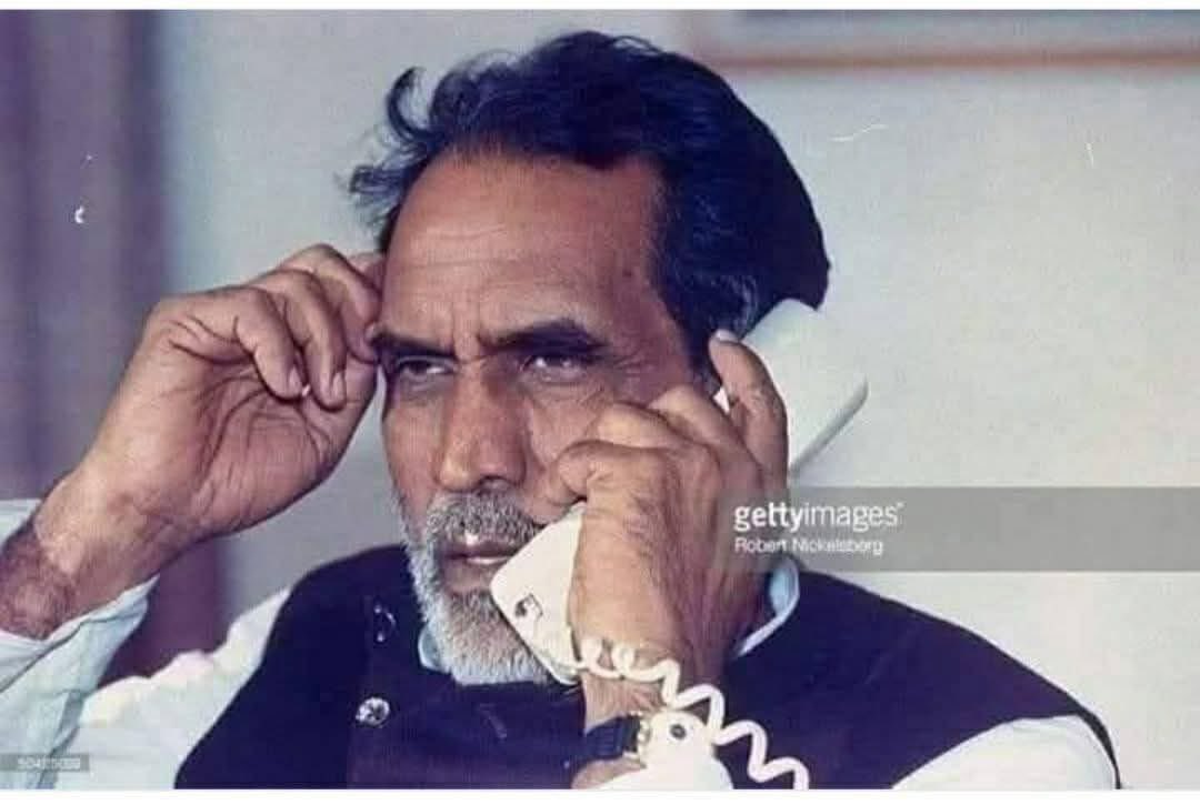 Irudravs's tweet photo. हैलो, 
मैं चन्द्रशेखर बोल रहा हूँ.....

(जब महाराष्ट्र में उत्तर भारतीयों पर शिवसैनिकों के अत्याचार के बाद देश के प्रधानमंत्री श्री चन्द्रशेखर सिंह जी की शिवसेना प्रमुख बाला साहब ठाकरे को दी गयी चेतावनी!)

यह बात उस समय की है जब
देश के प्रधानमंत्री श्रद्धेय चन्द्रशेखर जी थे!

प्रधानमंत्री श्री चन्द्रशेखर जी ने शिवसेना प्रमुख से कहा ~

बेकाबू शिव सैनिकों को काबू में करो ठाकरे!
यह मत भूलो मुंबई और महाराष्ट्र हिंदुस्तान का ही हिस्सा है! 
वरना मैं बता दूंगा कि कानून का राज कैसे चलता है ?

यह बातें हवा हवाई नहीं हैं, 
सन 1991 की हैं
जब शिव सैनिक मुंबई में उत्तर भारतीयों के साथ जाति और भाषा के आधार पर सड़कों पर उतर कर हिंसा कर रहे थे, 
तभी प्रधानमंत्री श्री चन्द्रशेखर जी ने बाला साहब ठाकरे को सलाह देते हुए कहा, 

मेरा नाम चन्द्रशेखर सिंह है! 
मैं जो सड़क पर बोलता हूँ, 
वह संसद में भी बोलता हूँ! 
इसलिए आप थोड़ा गम्भीर हो जाओ और बेवजह इन उत्तर भारतीयों को अपनी राजनीतिक हिंसा का शिकार मत बनाओ! 
आज शाम तक मुंबई और पूरे महाराष्ट्र में यह राजनैतिक हिंसा पूरी तरह रुक जानी चाहिए!

और आप यह भी ध्यान रखियेगा कि देशवासियों की जान बचाने के लिए मुझे राज्य सरकार के किसी कंधे की आवश्यकता नहीं पड़ेगी!

बाला साहब ठाकरे को यह सख्त चेतावनी देते हुए चंद्रशेखर जी फोन काट देते हैं! 

प्रधानमंत्री श्री चन्द्रशेखर जी की इसी कड़ी चेतावनी के बाद ठीक कुछ ही घंटों में मुम्बई और पूरे महाराष्ट्र के हालात सामान्य हो गए! 
शिवसेना प्रमुख ठाकरे ने शिव सैनिकों को आदेश दिया कि अब संयम बरतो, शांत हो जाओ। 

ऐसी थी भारत के 9वें प्रधानमंत्री, नेताओं के नेता, युवा तुर्क श्रद्धेय श्री चंद्रशेखर जी की शख्सियत! 🇮🇳🙏🏻

तभी तो साहस और स्वाभिमान के पर्याय श्रद्धेय चन्द्रशेखर जी को प्रणाम 👏

(Forwarded Message)

जय हिंद जय हिंदी जय हिंदुस्तान 🙏🙏