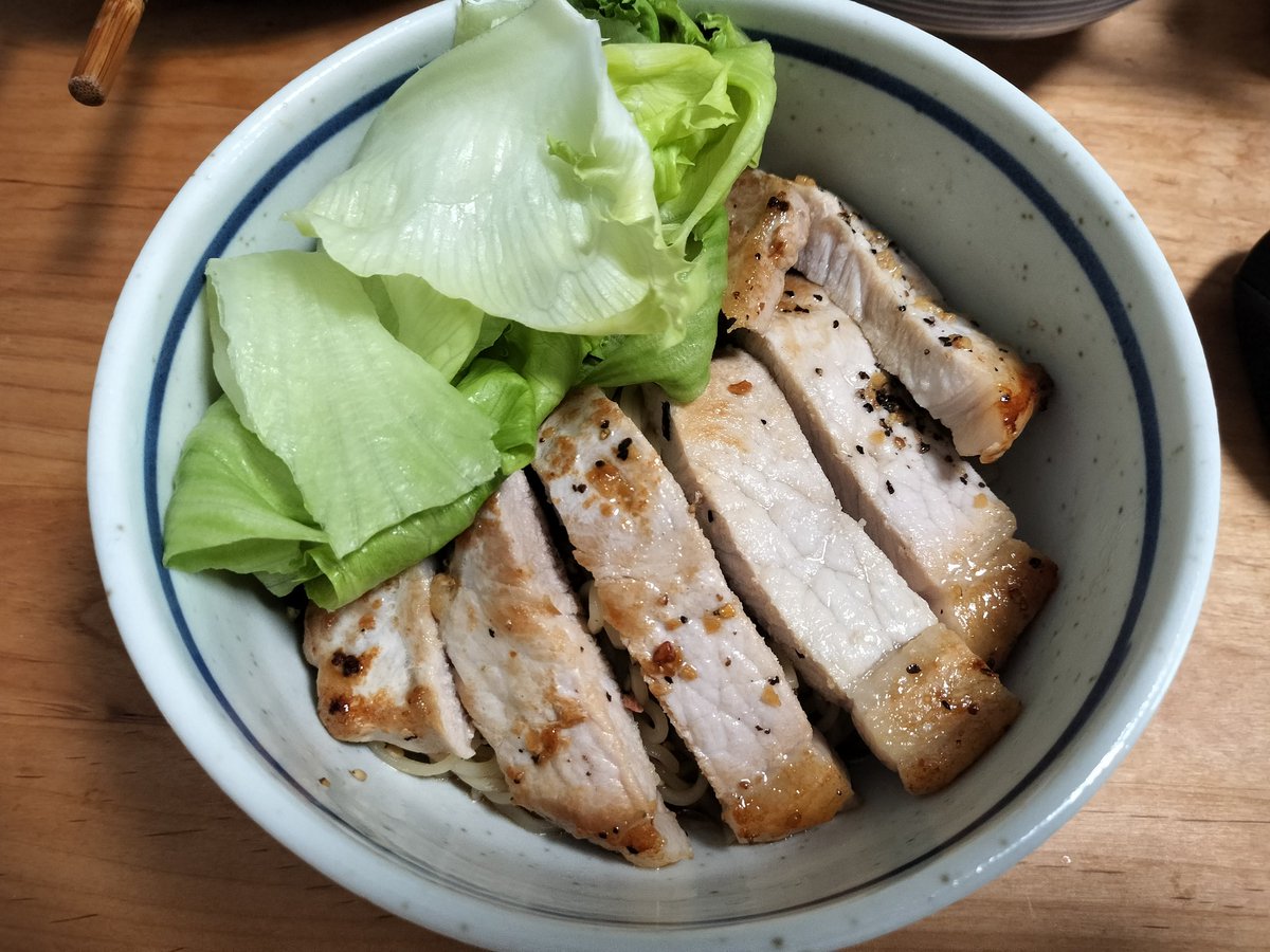 安定の午前休　もう辞めるって本心は決めてるのに先立つものが無いから覚悟が決まらない状態😵
ラーメン屋やるにしても今日の1杯はラーメンスープ70円豚肉200円レタス30円 500円で売っても利益200円かぁ😥
副業なら言いけど本業は厳しそうだよねぇ😵
とか色々考えてしまう😭