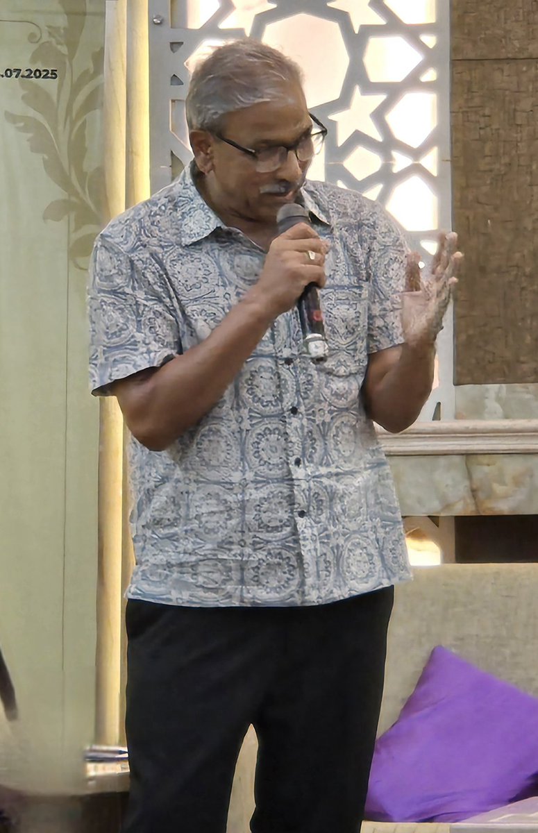 Book launch of 'The Kishangarh Boy ' by Dr. Anand Prakash Maheshwari ,IPS, Retd., in Lucknow .
An event which opened the windows of nostalgia amidst hectic life. 
Speakers reminiscened joys of a simple life with 😃 laughter.
#TheLishangarhBoy
#Simplejoys