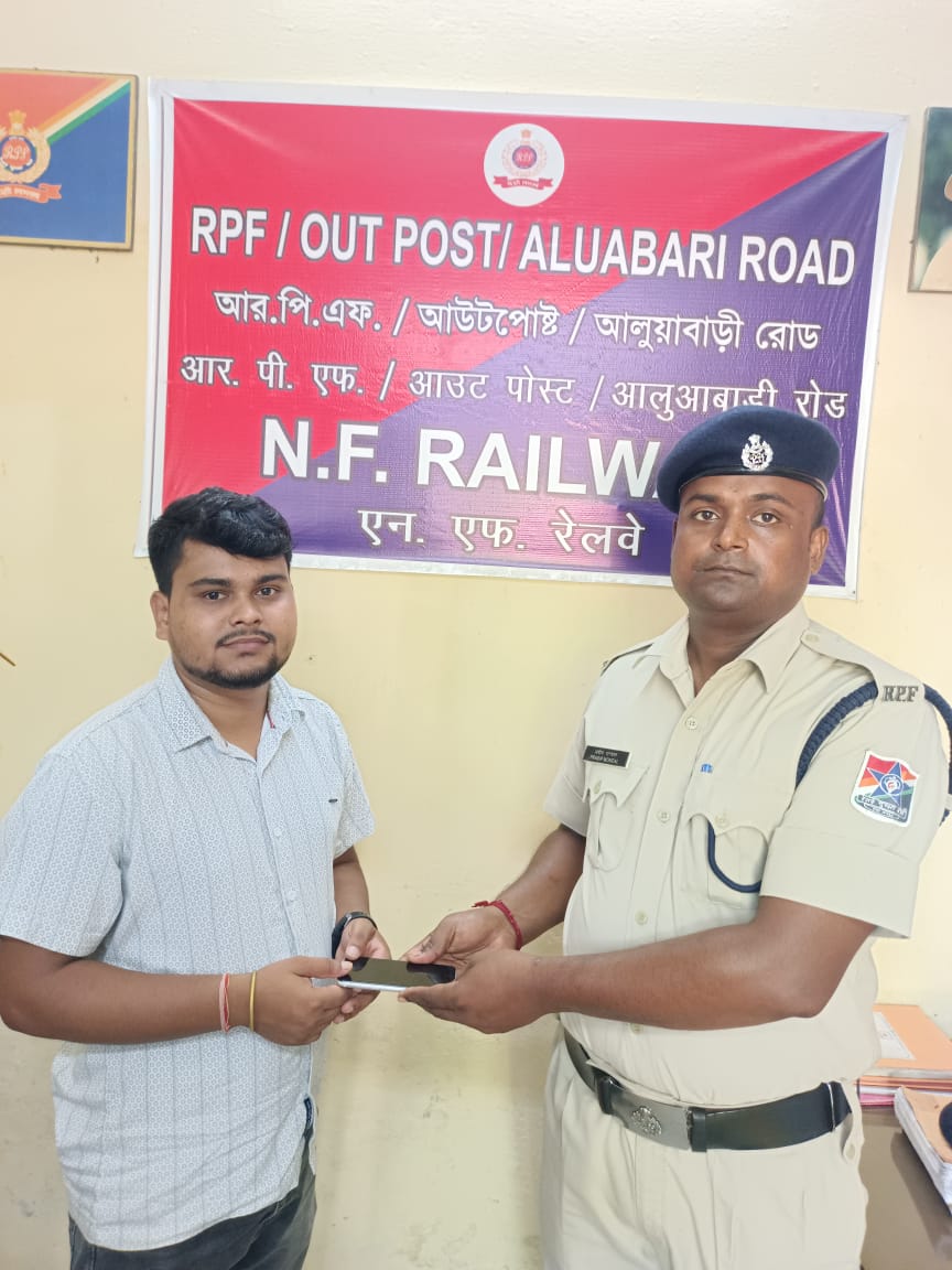 On 06.07.2025 RPF/KNE recovered one left behind I-Phone Value Rs. 15,000/-Approx.) from T/No.15724 DN at Kishanganj railway station. After that, handed over to actual owner.
#Operation_Amanat.
<a href="/drm_kir/">drmkatihar</a>
<a href="/rpf_nfr1/">RPFNFR</a>
<a href="/RPF_INDIA/">RPF INDIA</a>