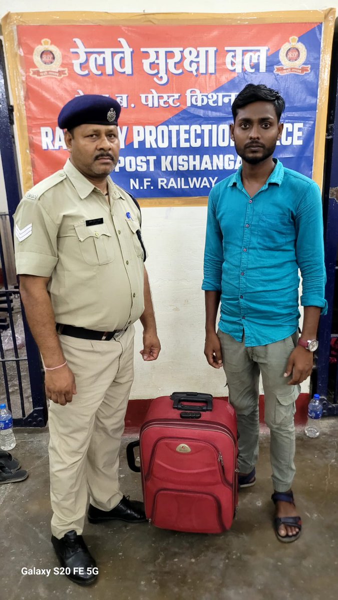 On 06.07.2025 RPF/KNE recovered one left behind red colour trolley bag Value Rs. 2,000/-Approx.) from T/No.13147 UP at Kishanganj railway station. After that, handed over to actual owner.
#Operation_Amanat.
<a href="/drm_kir/">drmkatihar</a>
<a href="/rpf_nfr1/">RPFNFR</a>
<a href="/RPF_INDIA/">RPF INDIA</a>