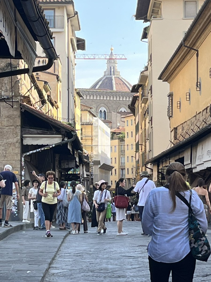 minniethx's tweet photo. イタリア中部の古都フィレンツェ。この街は、ルネサンスの息吹に満ち、歴史と芸術が溶け合うような美しさにあふれています。街のあちこちからは鐘の音が響き渡り、まるで絵画の中に迷い込んだかのような、ロマンティックな景観が広がっています。フィレンツェの地より心を込めて
どうぞ素敵な一日を！ https://t.co/YqDov7GdOi