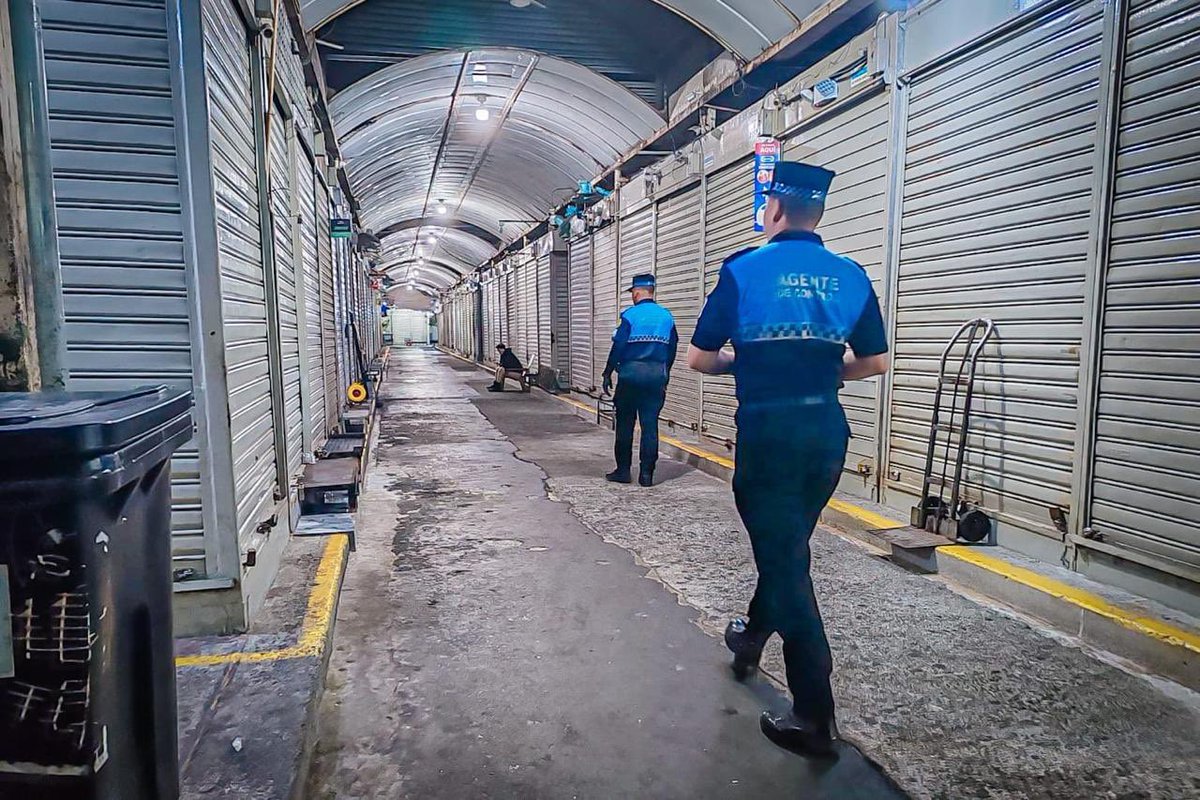 FernandCornejoV's tweet photo. #SeguraEP | Más de 3 mil operativos semanales realizados en una semana (del 29 de junio al 5 de julio)

Desde el C5 de @segura_ep presentamos los resultados en materia de seguridad, prevención, control del espacio público y reconstrucción del tejido social de esta semana: 

✅ 1.197 alertas visualizadas y 131 delitos prevenidos desde videovigilancia.

✅ 3.639 operativos realizados por Agentes de Control Municipal y 475 por el Grupo de Apoyo a la Seguridad.

✅ 95 eventos gestionados por riesgos y asistencia humanitaria, con entrega de kits y capacitación a brigadas comunitarias.

✅ 93 atenciones integrales a víctimas de violencia intrafamiliar y sensibilización en prevención.

✅ 1.922 llamadas recibidas a través de la línea 1-8-1 y 1.401 canalizadas a despacho.

Este es un trabajo integral que busca garantizar el orden, la seguridad y la convivencia de todos los guayaquileños. #CiudadDeTodos