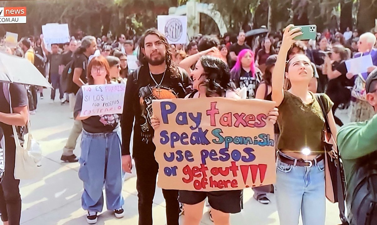 Jim50959534's tweet photo. Protests in Mexico City about waves of expats and illegal immigration. 

Notice the protestors. In paticular, a sign in english, basicily saying what every American wants with legal immigration. But since we want to deport the illegals, were racist and nazis. https://t.co/pFo0mTnEUF