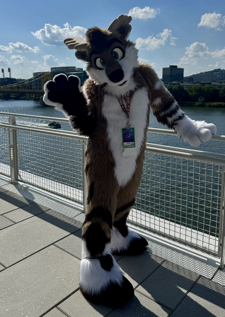 Deer in the city of bridges! 🌉

📸: <a href="/KikuIsCat/">Kiku</a> 

#Anthrocon #anthrocon2025