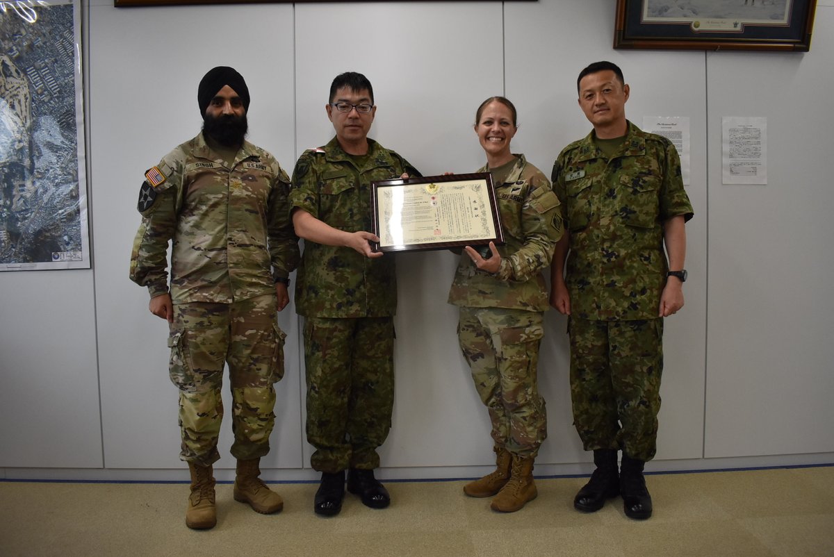 USACEJapan's tweet image. JEDの副司令官を3年間務めたオナン中佐は、陸上自衛隊 第4施設群より感謝状及び防衛協力章を受け取りました。
そして、新しい副司令官シン少佐も出席し、ご挨拶をさせていただきました。
今後も両チームの協力体制を継続して参りましょう。
#JED #USACE #米陸軍工兵隊 #JGSDF4thEngineerGroup