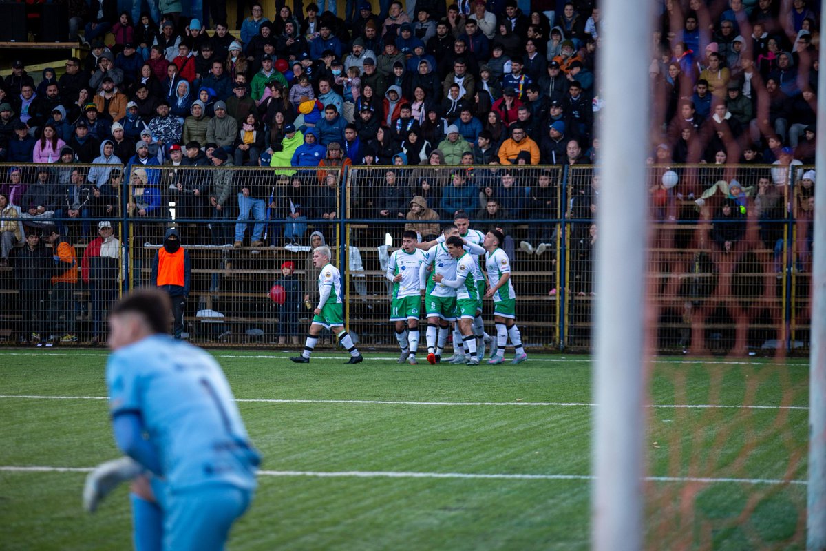🤍💚 Para ver una y mil veces...
Mientras celebramos el triunfo en el Clásico del Sur (salud albiverdes 🍻), revivimos el gol que encendió el Rubén Marcos y el corazón albiverde. 🐬 
Cabezazo de nuestro tiburón, celebración 🦈 y abrazo eterno. 
#TodosSomosPuertoMontt