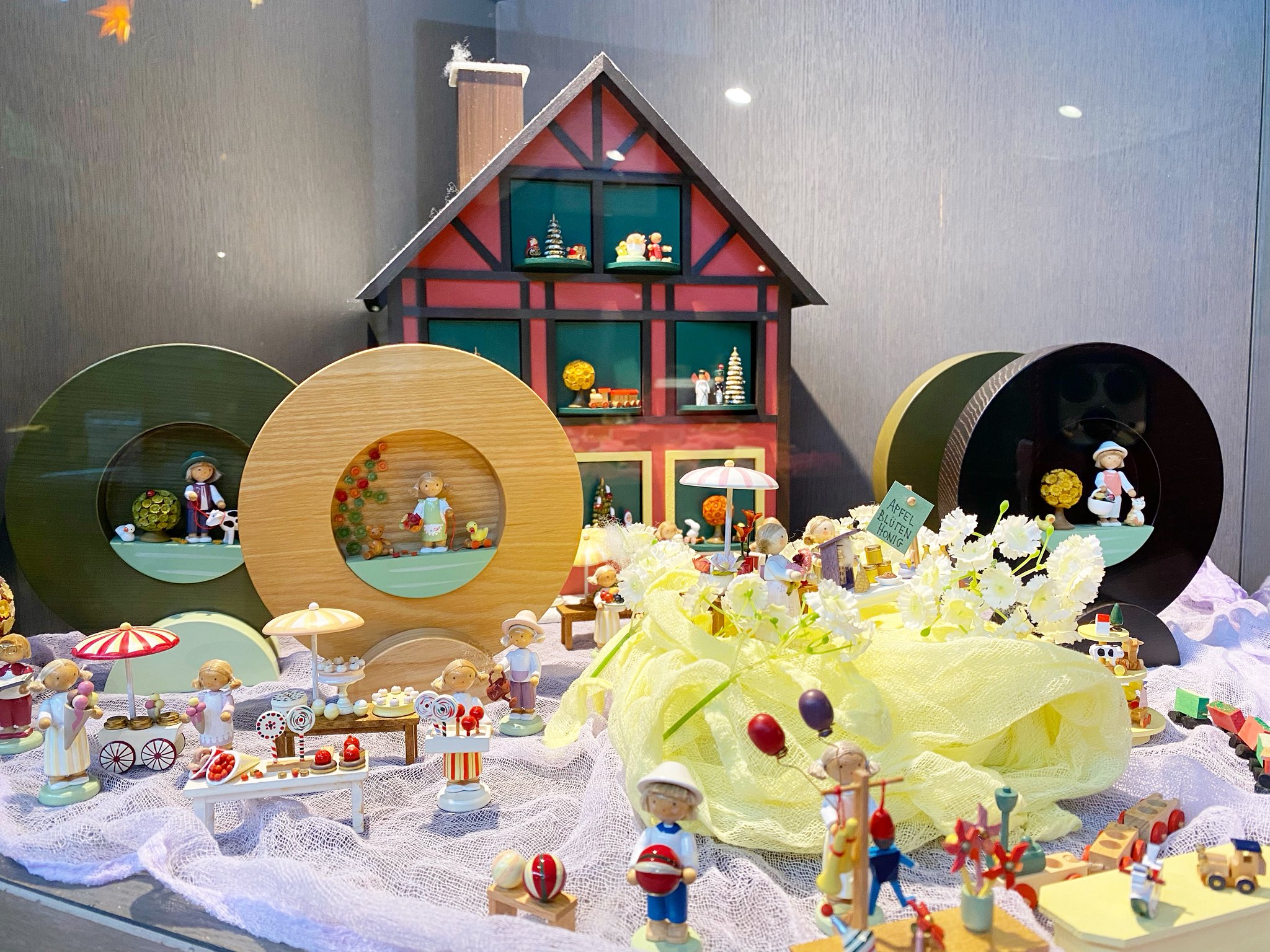 エルツ　フラーデ工房　人形（白馬と少女　ピンクの花木） エルツ フラーデ工房 人形（白馬と少女 ピンクの花木） エルツ