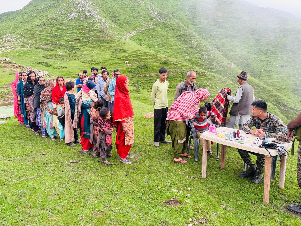 RisingStarCorps's tweet image. #NationBuilding
Healing with Honour, Serving with Compassion 🇮🇳
#GurjDivision delivered essential medical aid to remote areas of #BaniMachhedi — ensuring well-being of civilians, and deepening bonds
@adgpi
@WesternComd_IA