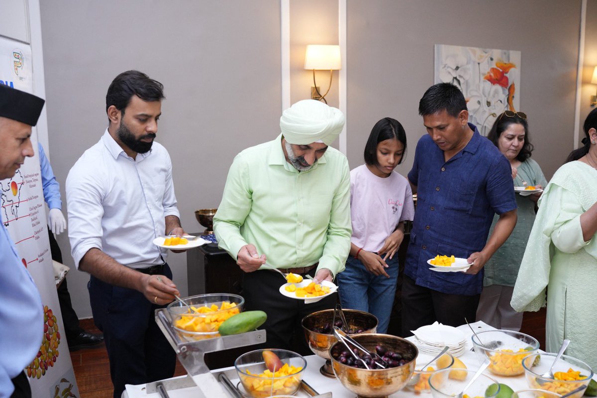 Manjeet Negi (@manjeetnegilive) on Twitter photo The Mango Festival was held at the Aakash <a href="/IAF_MCC/">Indian Air Force</a> Mess in New Delhi, where Chief of Defence Staff #CDS Gen Anil Chauhan, Air Chief Marshal AP Singh, and several other officials participated. During the festival, all the guests tasted different varieties of #mangoes. The Mango Festival was held at the Aakash <a href="/IAF_MCC/">Indian Air Force</a> Mess in New Delhi, where Chief of Defence Staff #CDS Gen Anil Chauhan, Air Chief Marshal AP Singh, and several other officials participated. During the festival, all the guests tasted different varieties of #mangoes.