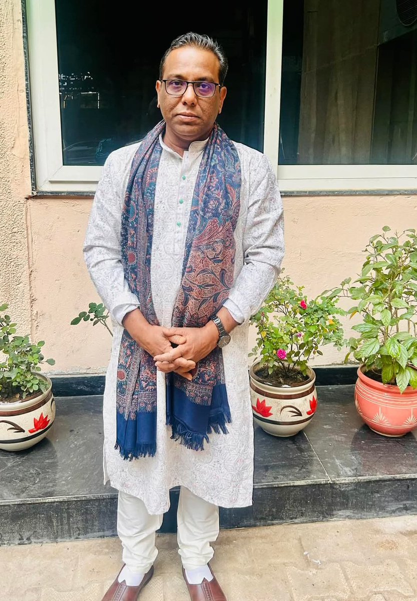 दरअसल मस्तराम की कहानियां लिखने और बांचने वाले इन लोगों ने बीते दो- तीन साल में अपना एक 
समुदाय विशेष का दर्शक वर्ग तैयार किया है,
जो इन जैसे फर्जी कहानीकारों को सुनते हैँ,

उसी दर्शक वर्ग को गुदगुदाने के लिए ये सब
ईरान- इजराइल युद्ध में ईरान को विजेता बता देते हैँ,

और पैदाइश
