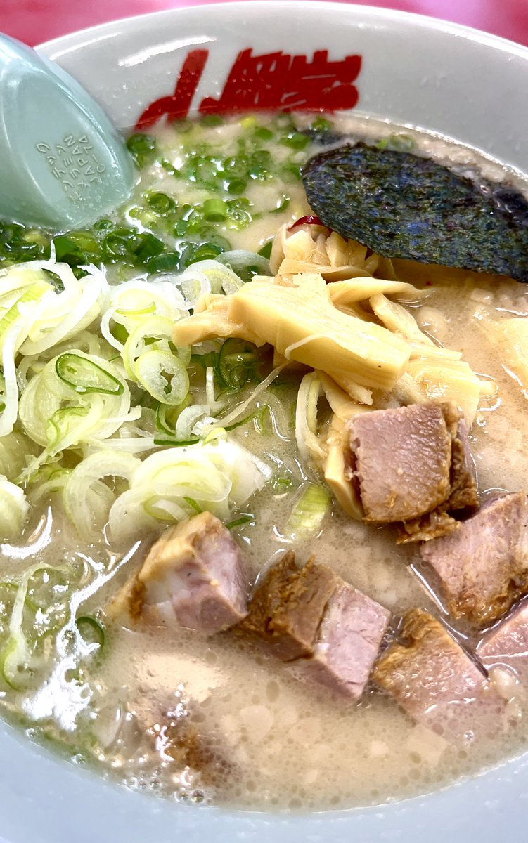 そろそろお昼の時間だね( ΦωΦ )久々の山岡家❗️
プレミアム塩とんこつ❗️
薬味ネギ＋コロチャー
クーポン使用😆❗️
半ライス🍚🍚🍚
うみゃあーだがぁー😆😋