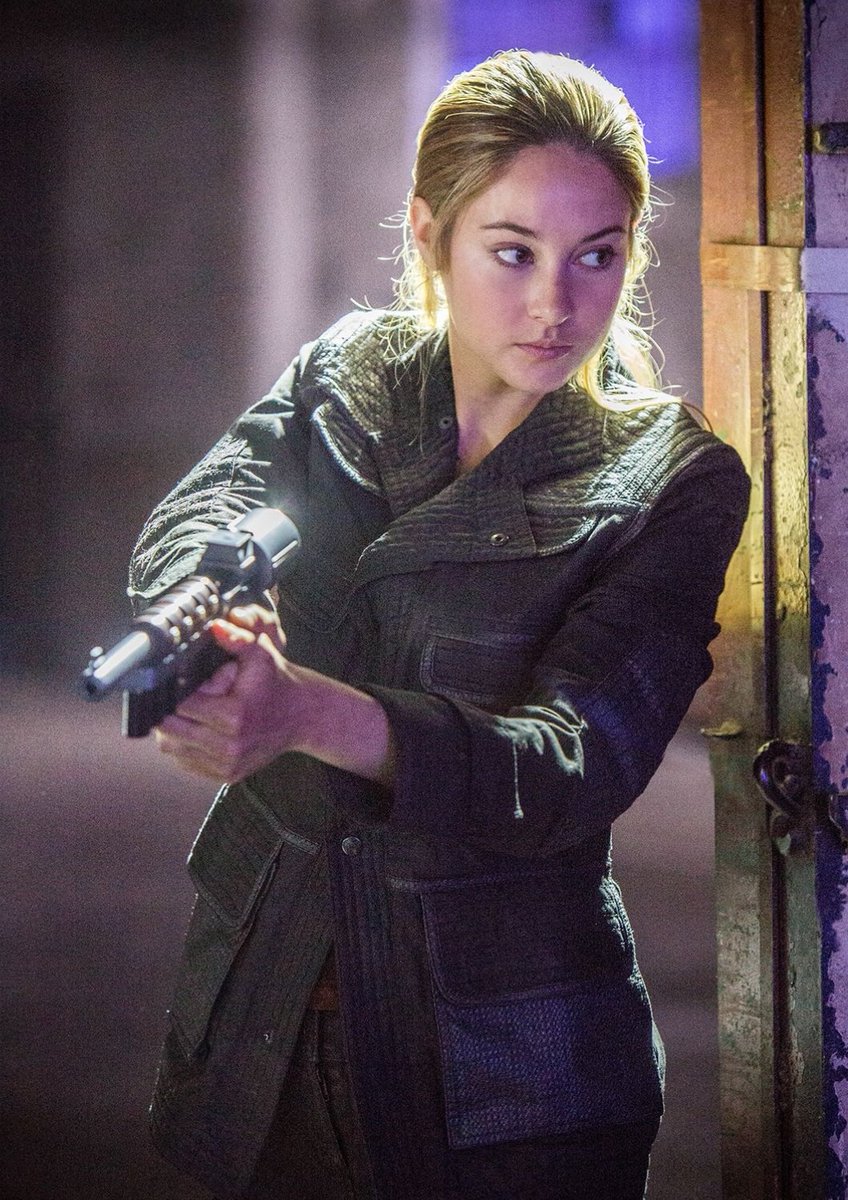Ultimate_Tye's tweet image. #EdwardsMovieCharacterChallenge2025 #July
@midgetmoxie
Day #6 — Looks at Herself in the Mirror: Tris Prior steals a glimpse in the 2014 Dystopian fim "Divergent"
"I'm supposed to never think of myself... to always help others. To never look too long in the mirror."