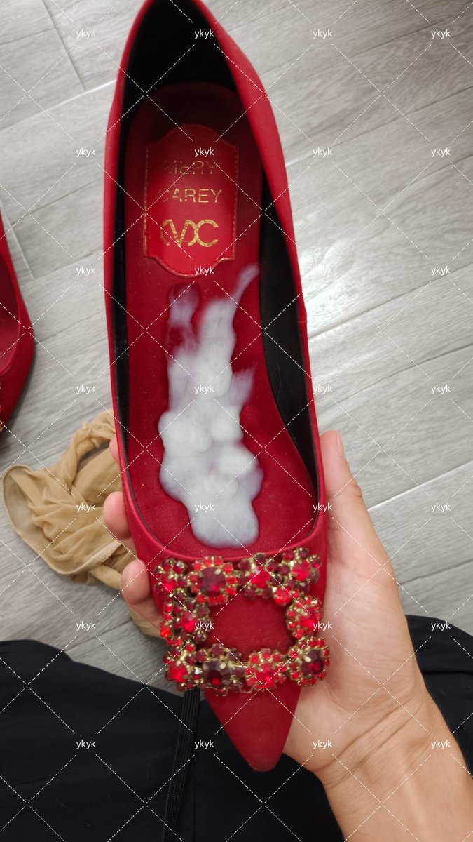 ssc83899103's tweet photo. 这才叫射精😏
继续护士小姐姐的红色绸面高跟鞋，前面的帖子有发这个护士小姐姐的高跟鞋，今天给她露露脸，平时穿搭真的特别ootd，衣柜丝袜超级多，各种颜色。
憋了一个多星期的量，全贡献给小姐姐了，止���住的射啊，喷射了起码十股😖前几股完全是喷溅出去的😳 https://t.co/QiIZekNwsW