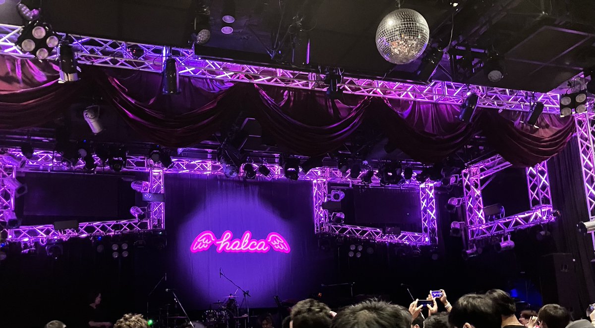 chiharu___1K's tweet photo. 昨日halcaちゃんのライブに行ってきました！
デビュー曲のキミの隣、コレサワさんを知るきっかけになった君だけ、朽葉色の音...大好きな曲がたくさん聴けて嬉しかった〜
デビュー7周年と誕生日を現地でお祝いできて良かった、おめでとうございます🎉

#ROADTO777
#playloud
#halca https://t.co/w3lkTssre6
