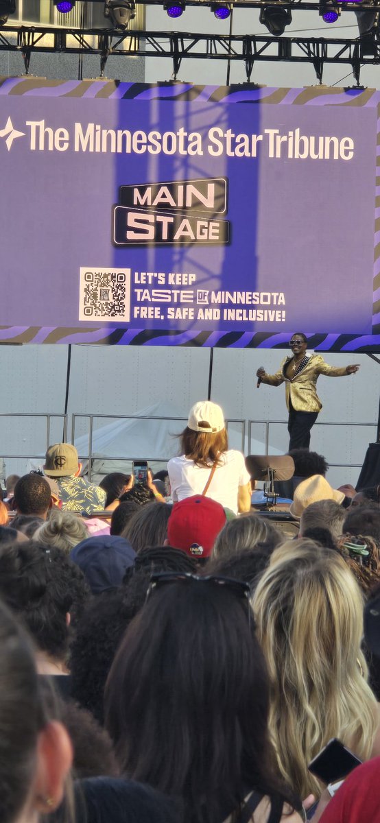 ImmigrantDNA's tweet photo. Im so also happy I got to see @TheFancyRay this man is a #legend wish I got a pic with him up close maybe one day guys a #publicfigure i applaud all his works thanks for #hosting #tasteofmn I tried walking up at end luda but he when you wrapped the show up I was to late. https://t.co/OyVxgYNU0z