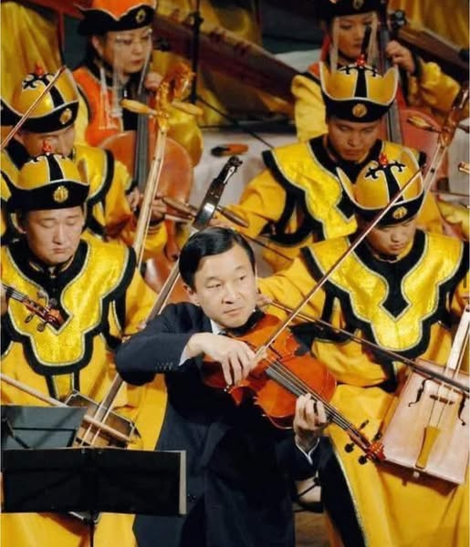 Японы эзэн хаан Нарүхито 2007 онд угсаа залгамжлах ханхүү байхдаа Монголд айлчлан УДБЭТ-т монгол хөгжимчидтэй хамтран тоглож байв

Japan’s current Emperor Naruhito, then the Crown Prince, performed alongside Mongolian musicians at the Mongolian State Academic Theatre of Opera and