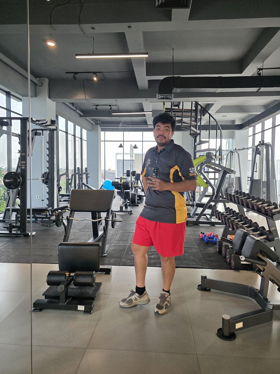 Nge Gym dan angkat beban itu perlu, biar sehat biar di umur 400 ga keliatan tua