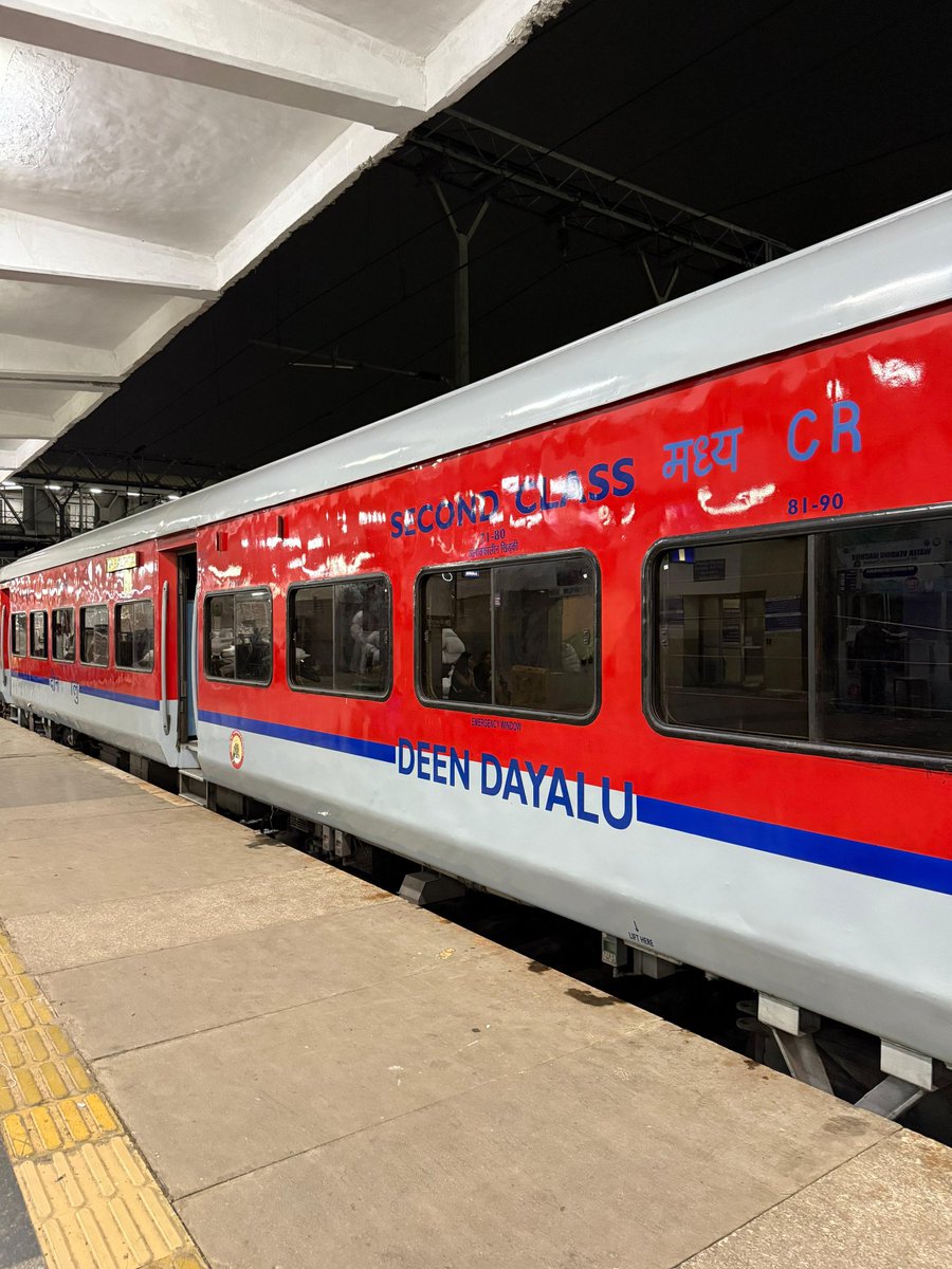 drm_tvc's tweet photo. 🚆 A New Chapter Begins!
The first LHB run of 11097 Pune–Ernakulam Poorna Express on (05.07.2025) rolls in with enhanced safety and comfort.
📷-Abhijith Bhaktan
#SouthernRailway #Lhb #Railfan #Railfanpic https://t.co/3A5F3LTBrR