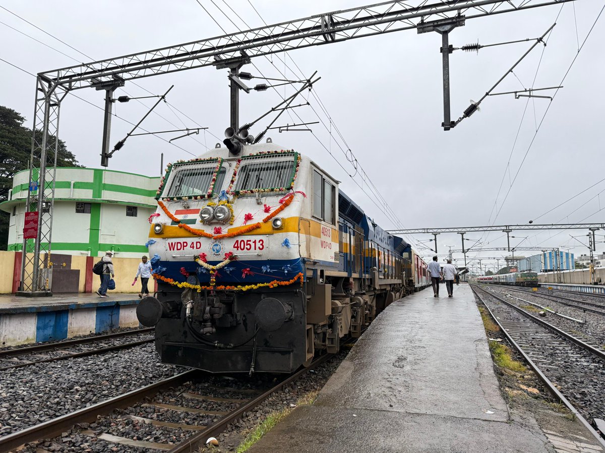 drm_tvc's tweet photo. 🚆 A New Chapter Begins!
The first LHB run of 11097 Pune–Ernakulam Poorna Express on (05.07.2025) rolls in with enhanced safety and comfort.
📷-Abhijith Bhaktan
#SouthernRailway #Lhb #Railfan #Railfanpic https://t.co/3A5F3LTBrR