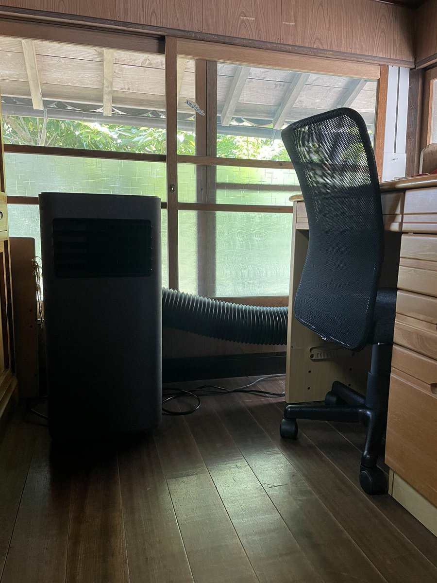 スポットエアコン導入！
ほんとのエアコンみたいに部屋が均一に冷えるのではなくあくまで冷風が出るだけ、と聞いてたけど、、
わりとちゃんと部屋全体が冷えて思った以上にいいぞ？？