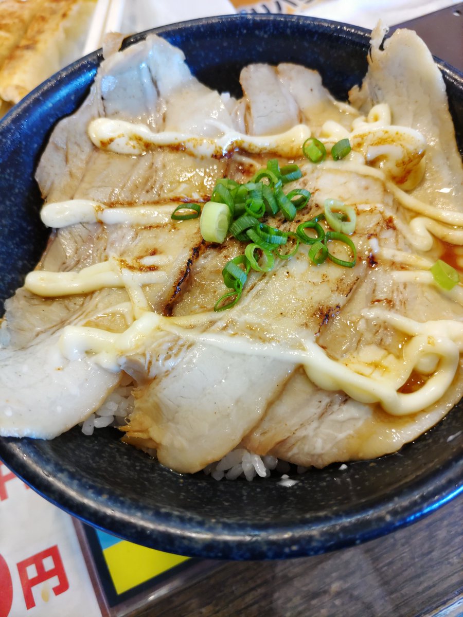 今日のお昼♪

ラーメンにすることにしました、暑いのでさっぱりつけ麺、でも味噌スープが濃厚で美味しそう(*´ω｀*)

餃子と一緒に頼んだ炙りチャーシュー丼も美味しそうなのですよ(*´ω｀*)