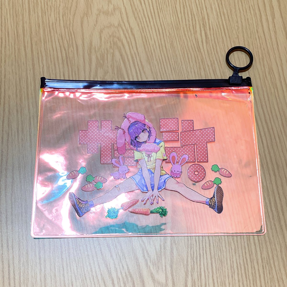 つるしまさんに描いてもらった似顔絵かわいい〜✨超超超美化された私が、ちっちゃい長い犬つまんでる🤣緊張したけど、つるしまさんとお話できて楽しかったです！キラキラオーロラポーチもめっちゃかわいい🫧大切に使います😌
#デザフェス61
#デザフェス戦利品