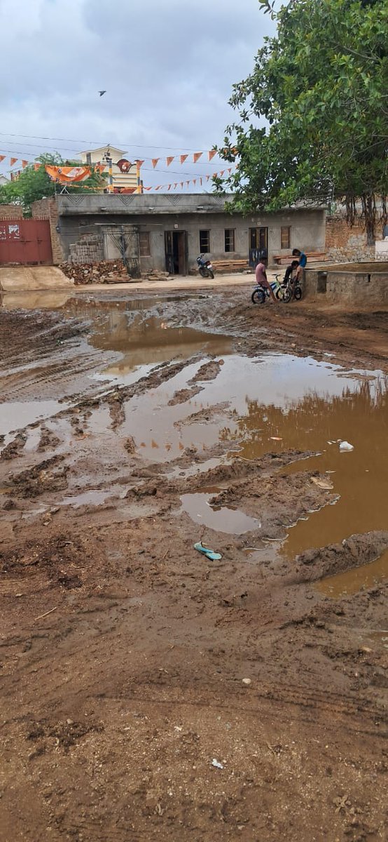 ransinghBJP's tweet image. ये दृश्य उस गांव के है,जिस गांव ने हर चुनाव में भारतीय जनता पार्टी का साथ दिया।विधानसभा चुनाव हो या लोकसभा के चुनाव हर बार मतदान में बढ़चढकर बूथ विजय बनाया ,लेकिन जब गांव के किए कार्य करने बात आई तो कोई सुनने वाला नहीं!
#YeThikKarkeDikhao
1/5