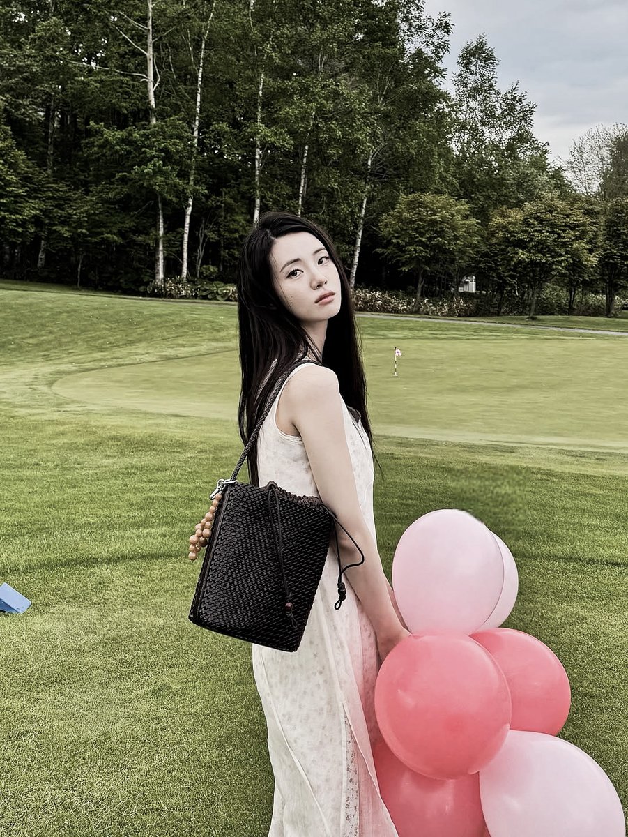 Carried pink balloons like they were feelings.
Light, pretty, but might float away any second.
Maybe I looked calm, maybe I wasn’t. But in that quiet field, everything felt soft enough to stay longer.