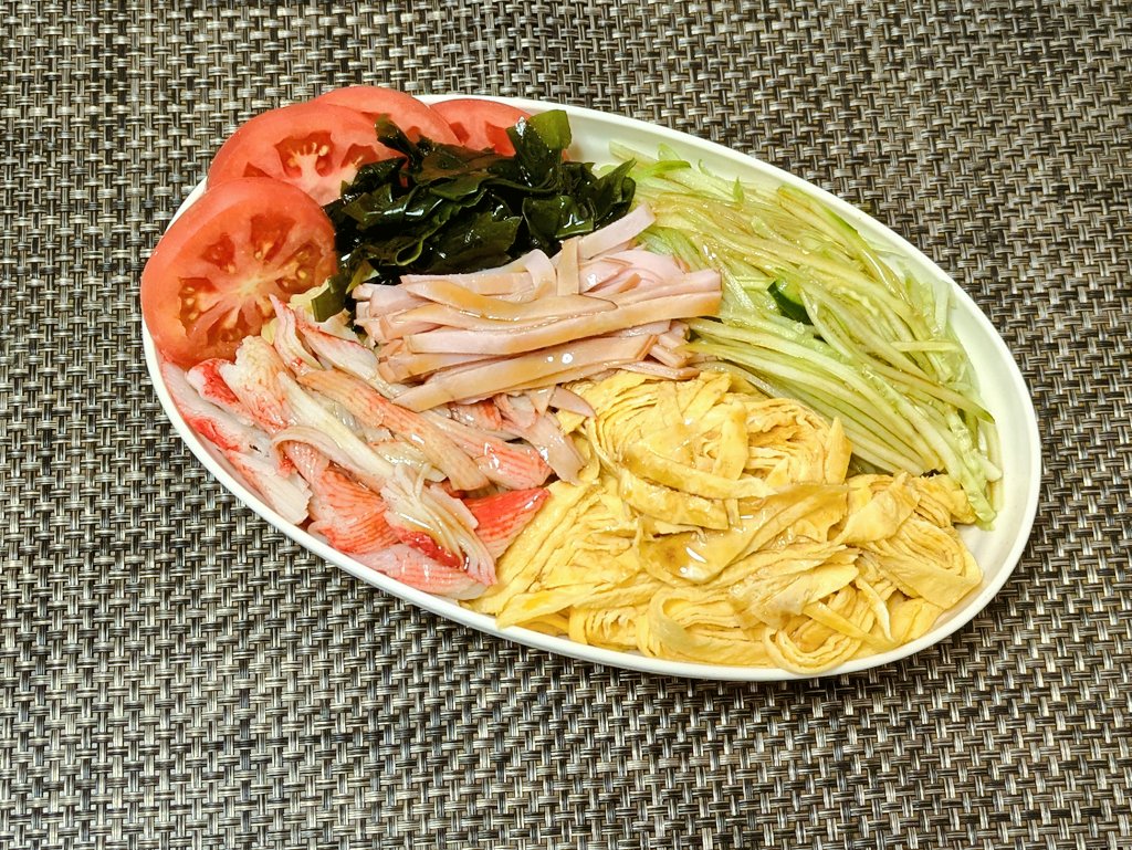 お昼ごはーん出来ました🙂
ゆず😈が寝てる間にねっ✨️

誇張した冷やし中華

具材を盛り盛りにしてみた🙂
バランス良くねw
美味しいです(⁠＾⁠∇⁠＾⁠)⁠ﾉ⁠♪