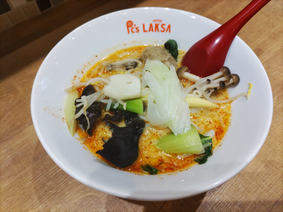 yoshiyamashi's tweet image. 司町交差点の玄米パスタアングルテン跡地に本日プレオープンした「Pc's LAKSA」でラクサ(米麺、3辛)690円＋セルフトッピング118g365円😋セルフトッピング100gでピッタリ1,000円を目指したけど18gオーバーしました😁
#カトンラクサ #ラクサ #laksa #シンガポールラクサ #内神田