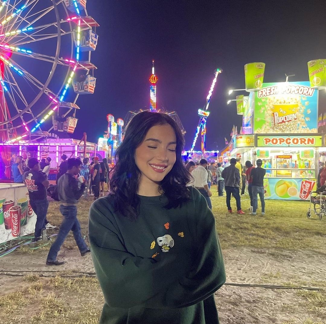 1 mes más con la mujer mas hermosa del mundo, la miro tanto que la voy a terminar ojeando🤍 te amo mi amor