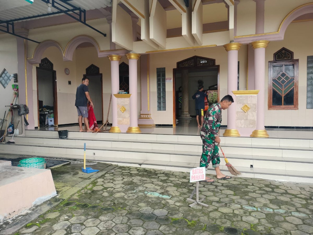 Babinsa desa kedungasem Serda Andi Teguh bersama pemuda kedungasem melaksanakan pembersihan masjid agar masyarakat nyaman saat beribadah