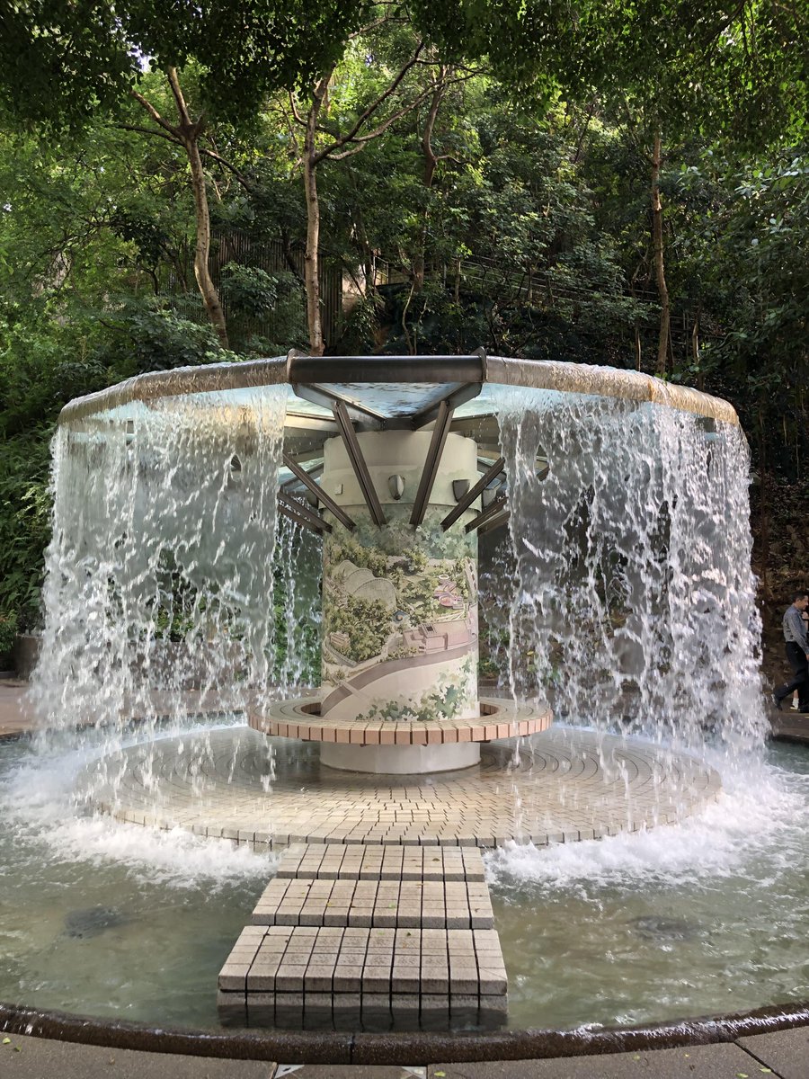 水のカーテンが柔らかく夢のような輪になって落ちます。