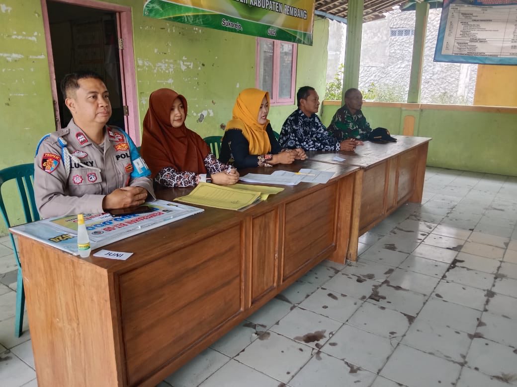Batiwanwil Koramil 04/Sbr Pelda Edhi melaksanakan pendampingan pembagian BLT desa Sukorejo bertempat di balai desa Sukorejo