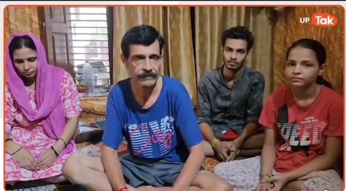 गोरखपुर की पंखुड़ी त्रिपाठी को फीस के लिए स्कूल से निकाल दिया गया पंखुड़ी योगी आदित्यनाथ से मिलने गयीं लेकिन कोई मदद नहीं मिली।

अखिलेश जी ने पंखुड़ी की पढ़ाई की जिम्मेदारी ली
लेकिन द्वेष से भरे सत्ताशीन लोगों ने दबाव बनाकर पंखुड़ी और उनके परिवार से द्वेषपूर्ण बयान दिलवा दिया।