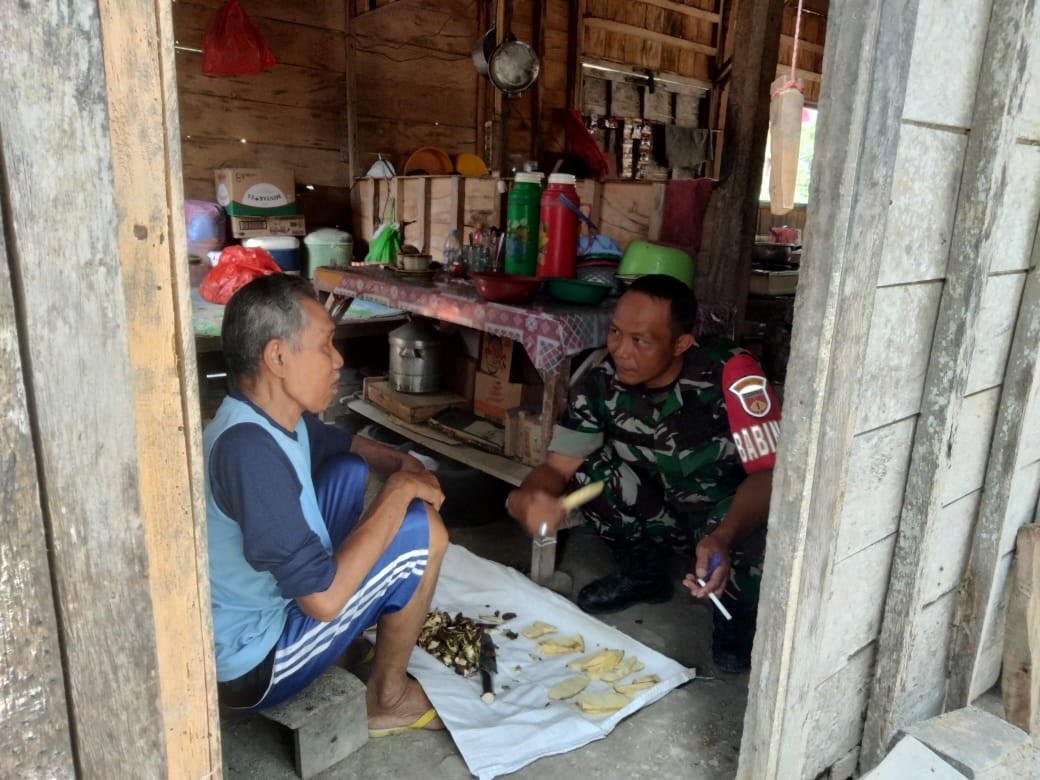 Babinsa desa Logede Serka Jalil melaksanakan komsos dengan BP. Supardi warga desa Logede membahas situasi cuaca hari² ini sering hujan. Menghimbau agar selalu menjaga kesehatan di kondisi cuaca yang tidak menentu ini.