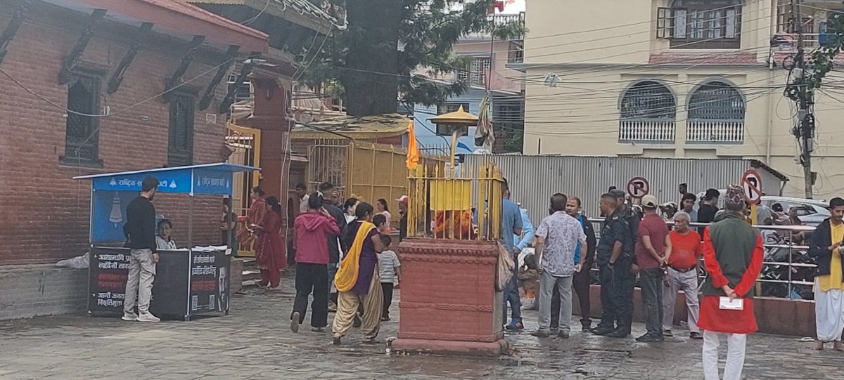 साप्ताहिक हाट लगाउन नदिने समिती र वडा सदस्यहरुले "दलकाे हस्ताक्षर हाट" भने सजिलै लगाउन दिने र छ । चमेली । दलबल भए पछि जे नि गर्न सकिने । #Nepal