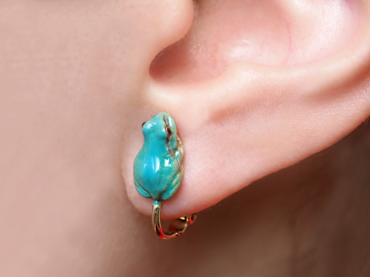 アマガエルのピアス・イヤリングを仕上げました。
上陸したてのようなサイズ感✨
耳にちょこんとかわいいです♪

次回のweb販売は
7月中旬～下旬にかけてを予定してます。