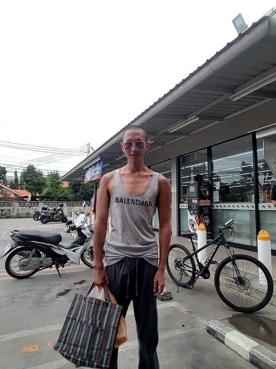 บาเลนซิเอี๊ยก๋า? แต้ก๋า?😂
แบรนด์ที่ทำให้เสื้อผ้าหมาจึ้ง นับถือ🙏🏻