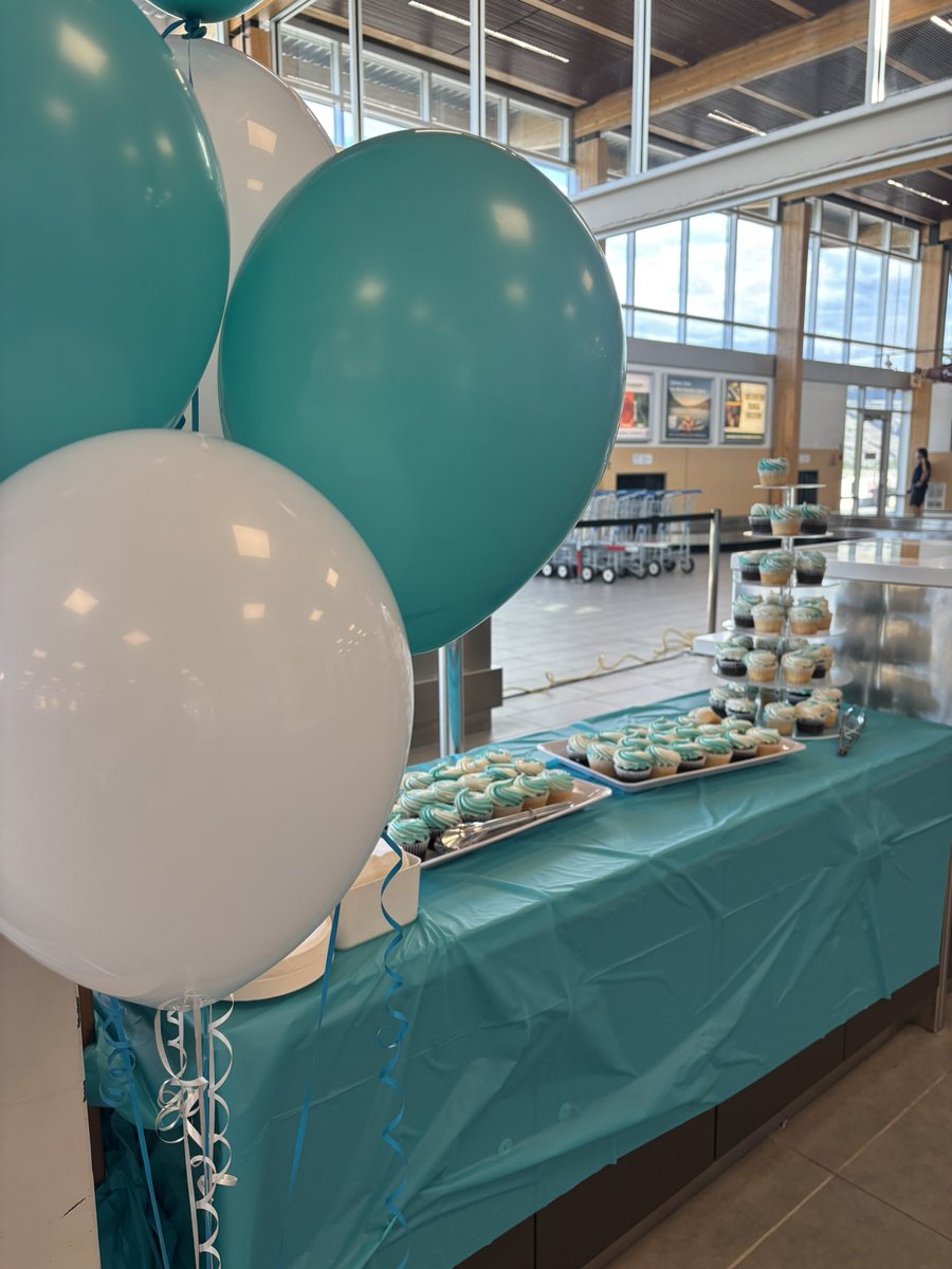 Tonight we gave a warm #Kamloops welcome to guests arriving on the first <a href="/WestJet/">WestJet</a> flight from <a href="/FlyYEG/">Edmonton International Airport</a> . Sunshine and friendly smiles greeted them as #YKA celebrates the return of this vital connection! #WelcomeBack 

kamloopsairport.com/news/kamloops-…