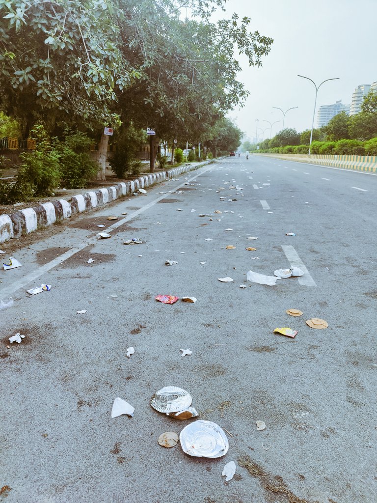 SarnathK's tweet photo. Food Trucks are Ok but the trash they leave behind is disgusting... @CeoNoida if the permissions are granted, please ensure that the vendors are careful enough to clean up the mess. Request the public in general to act responsibly, please do not litter... It's our city!!🙏🙏 https://t.co/386EZDQDVl